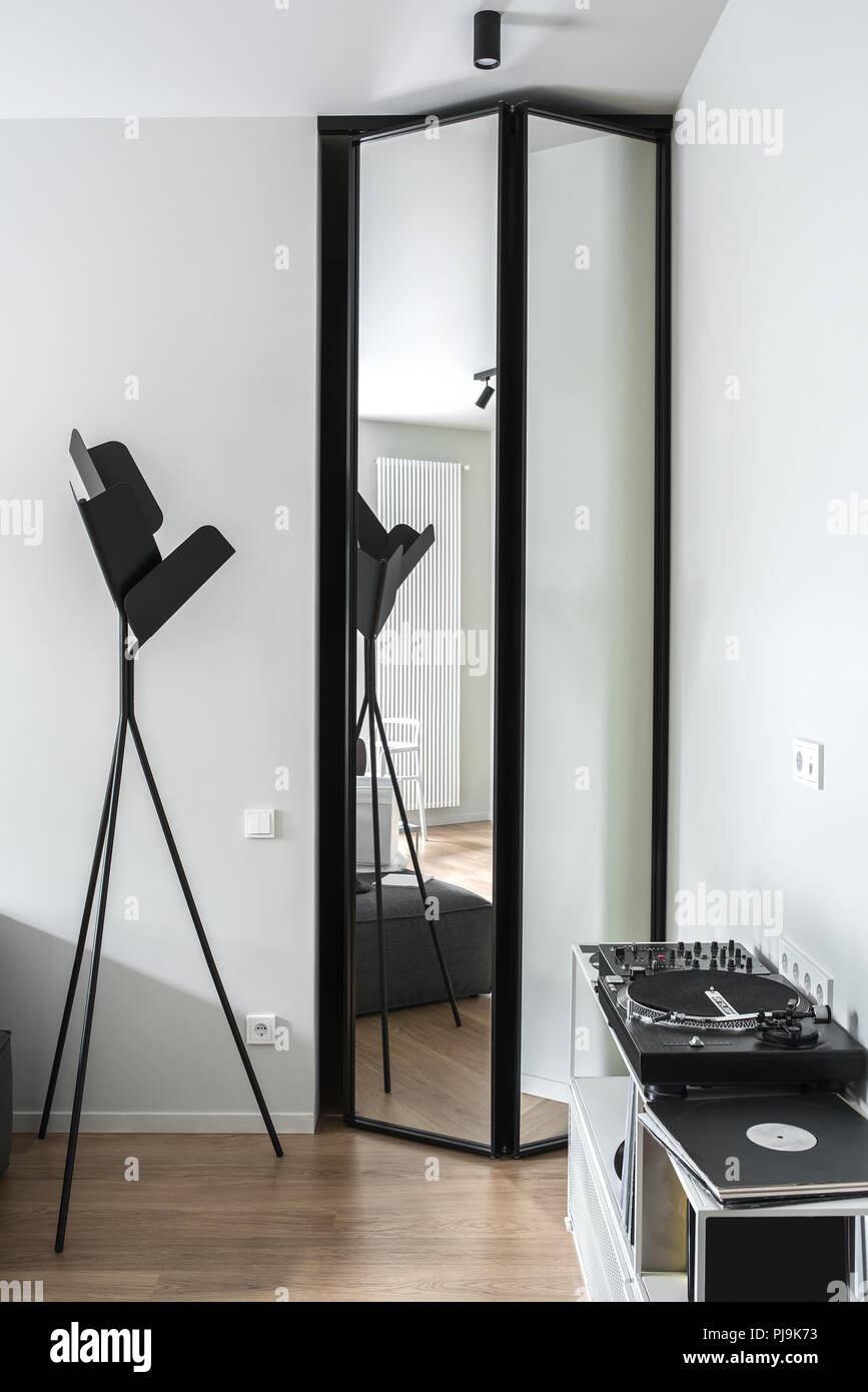 Interni in stile moderno con pareti luminose Foto Stock