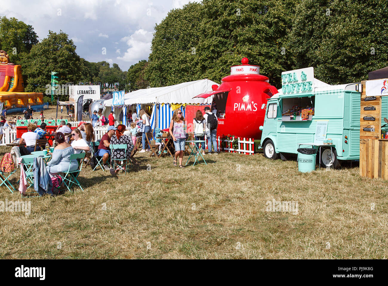 Bristol, Regno Unito: Agosto, 2018: Un Pimm's tea-pot di stallo a forma di pubblicità e la vendita di bevande alcoliche Pimm's attira i clienti ad un carnevale estivo. Foto Stock