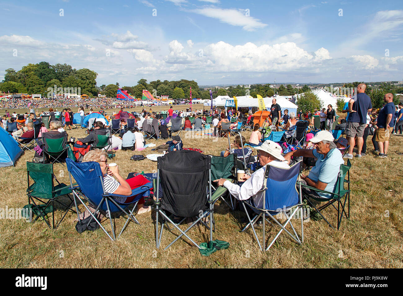Bristol, Regno Unito: Agosto 09, 2018: un gruppo di maturi adulti seduti su sedie da campeggio a Bristol International Balloon Fiesta. Foto Stock