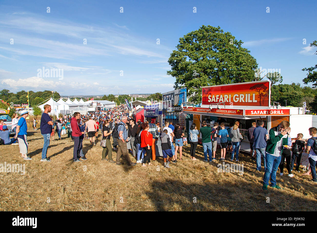 Bristol, Regno Unito: Agosto 09, 2018: persone coda in una concessione di vendita stand hot hamburger e cibi alla griglia a Bristol International Balloon Fiesta. Foto Stock