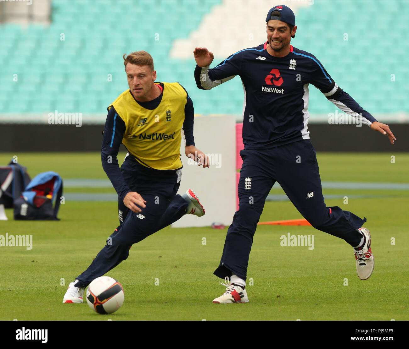 L'Inghilterra del Alastair Cook (destra) e Jos Buttler (sinistra) durante la sessione di reti presso la Kia ovale, Londra. Foto Stock