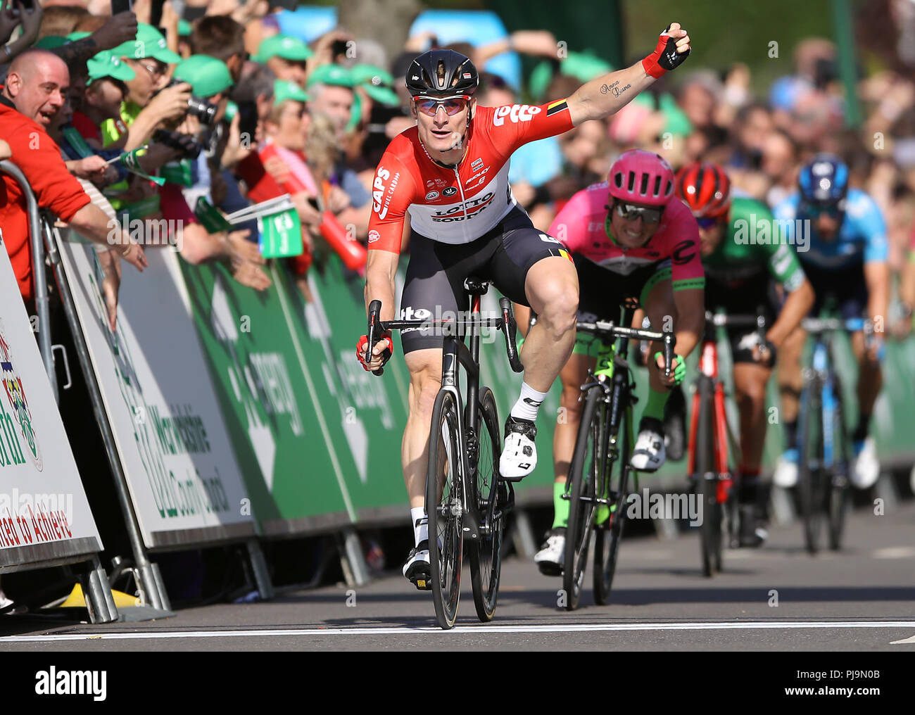 Il team del Lotto-Soudal Andre Greipel festeggia conquistando la quarta fase dell'Ovo Energy Tour della Gran Bretagna 2018 da Nuneaton al Royal Lemington Spa. Foto Stock