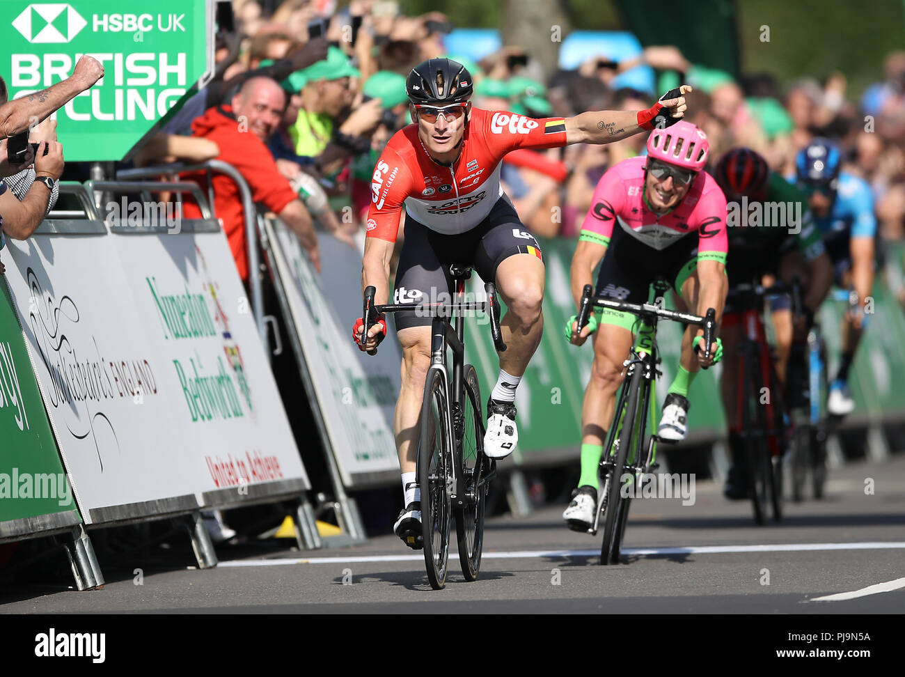 Il team del Lotto-Soudal Andre Greipel festeggia conquistando la quarta fase dell'Ovo Energy Tour della Gran Bretagna 2018 da Nuneaton al Royal Lemington Spa. Foto Stock