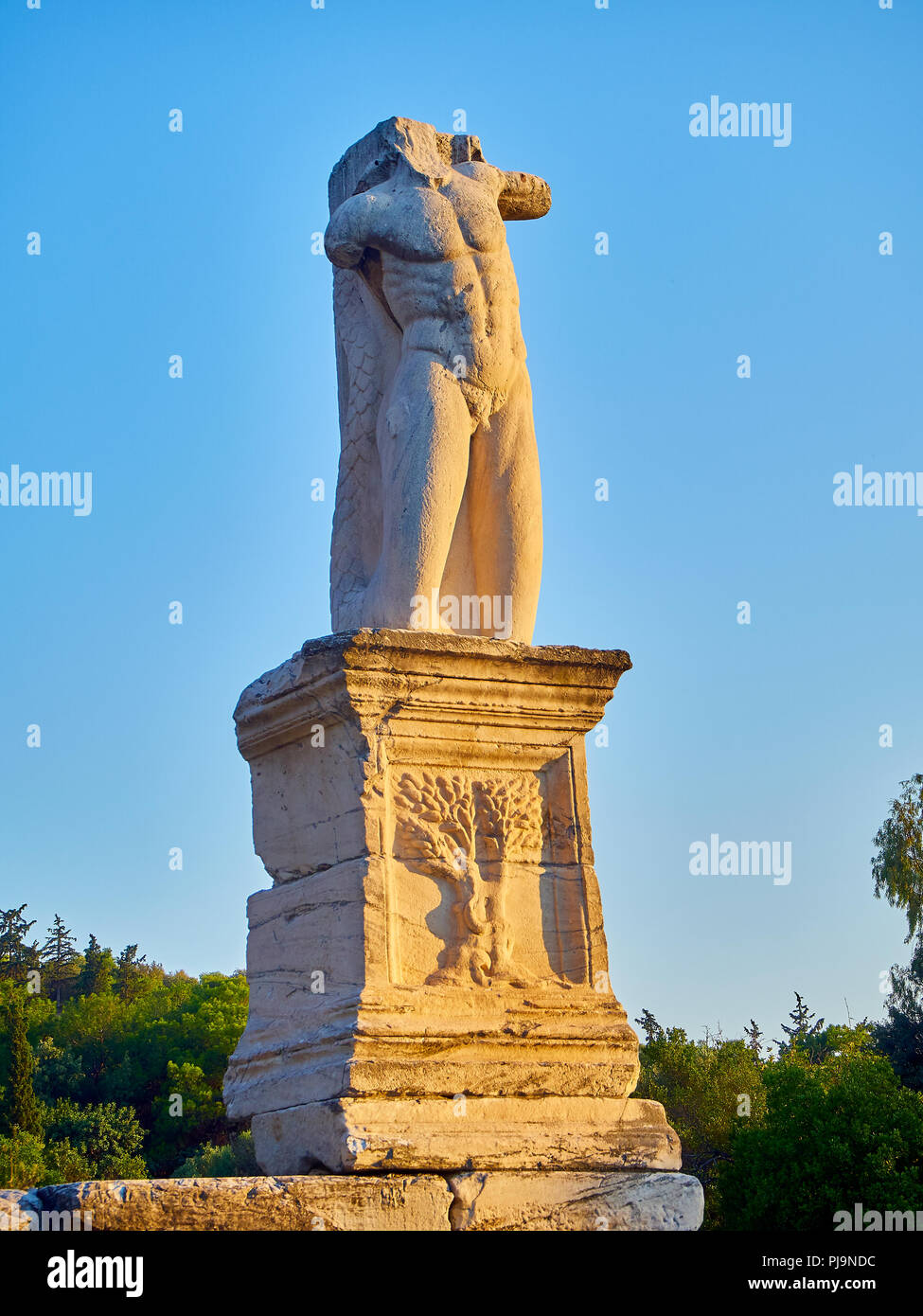 Statua di giganti e all'ingresso Odeon di Agrippa, situato all'Antica Agorà di Atene. Regione Attica, Grecia. Foto Stock