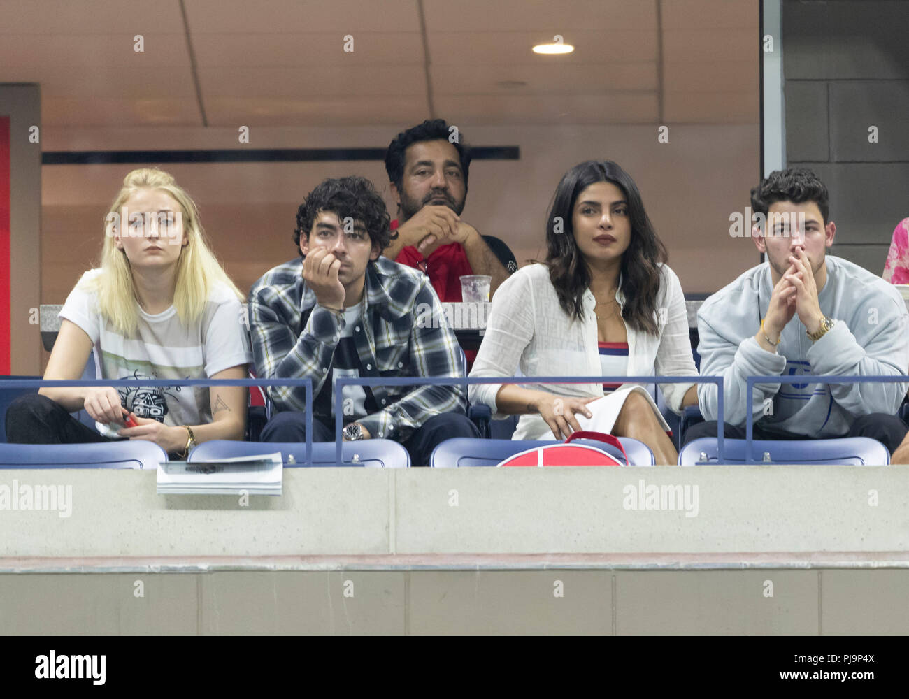 New York, NY - Set 4, 2018: Sophie Turner, Joe Jonas, Pavel Chopra, Nick Jonas frequentare US Open 2018 quarterfinal match tra Rafael Nadal di Spagna & Dominic Thiem dell'Austria a USTA Tennis Center Foto Stock