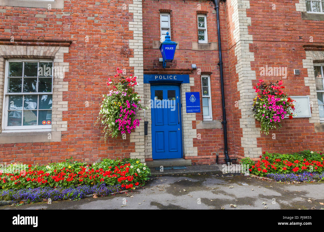 Un rurale a una stazione di polizia a Sedgefield,Co.Durham,l'Inghilterra,UK con un display a colori di fiori decorare l'esterno Foto Stock