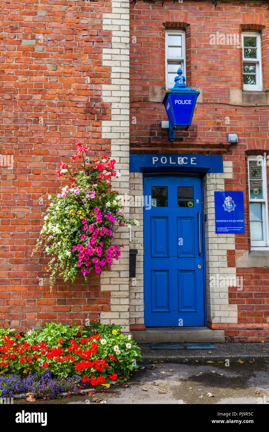 Un rurale a una stazione di polizia a Sedgefield,Co.Durham,l'Inghilterra,UK con un display a colori di fiori decorare l'esterno Foto Stock