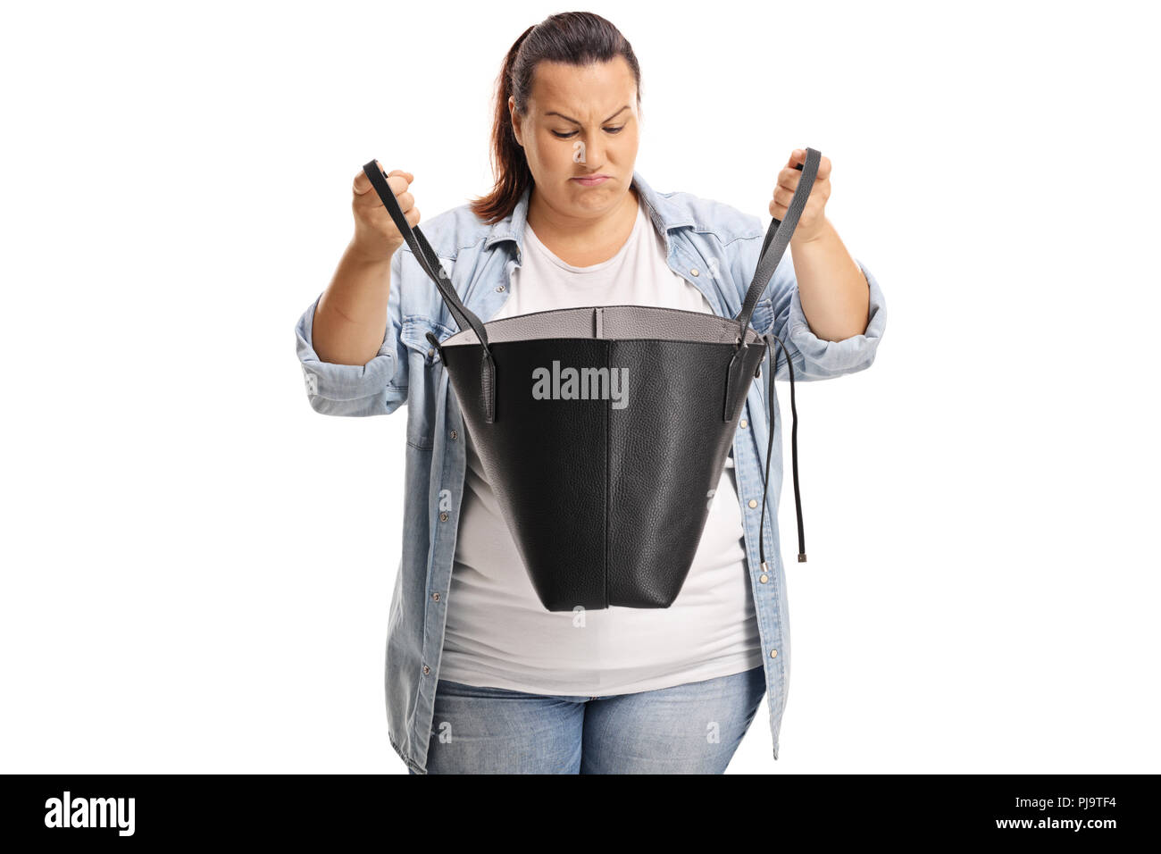 Triste Donna sovrappeso cercando nella sua borsetta isoated su sfondo bianco Foto Stock