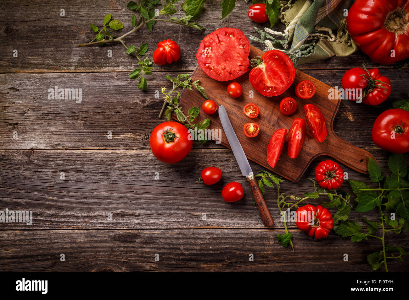 Fresche e mature pomodori da giardino in legno vintage sfondo, lo spazio per il tuo testo Foto Stock