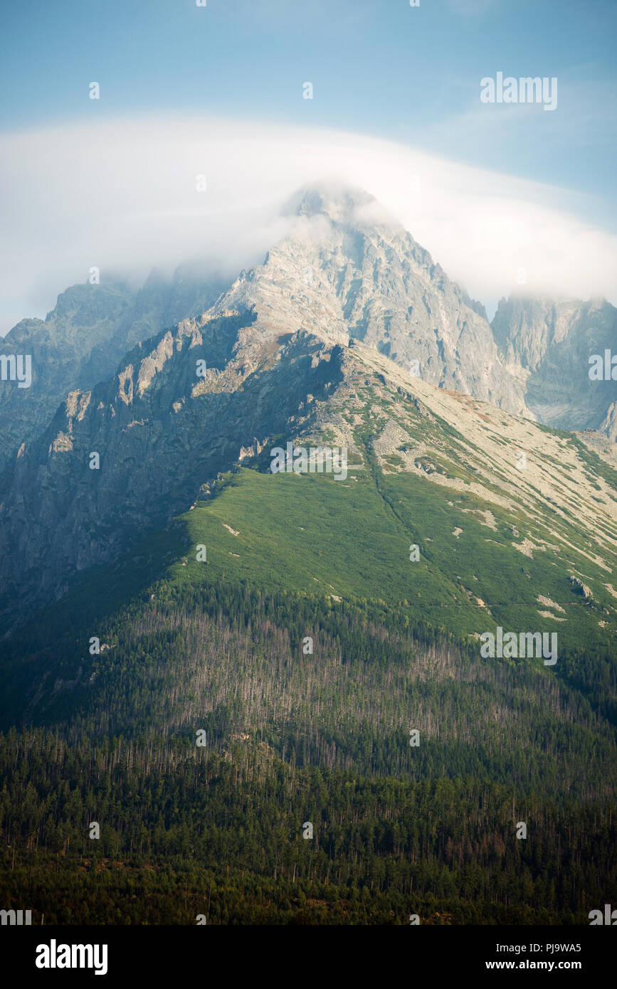 Vista su Lomnicky Stit peak coperto di nuvole in Alti Tatra, Slovacchia Foto Stock