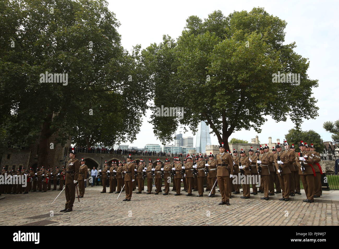 Membri del reggimento reale di Fusiliers attendere al set di dalla Torre di Londra su una parata attraverso la città di Londra per celebrare i 50 anni dalla loro reggimento era formata. Foto Stock