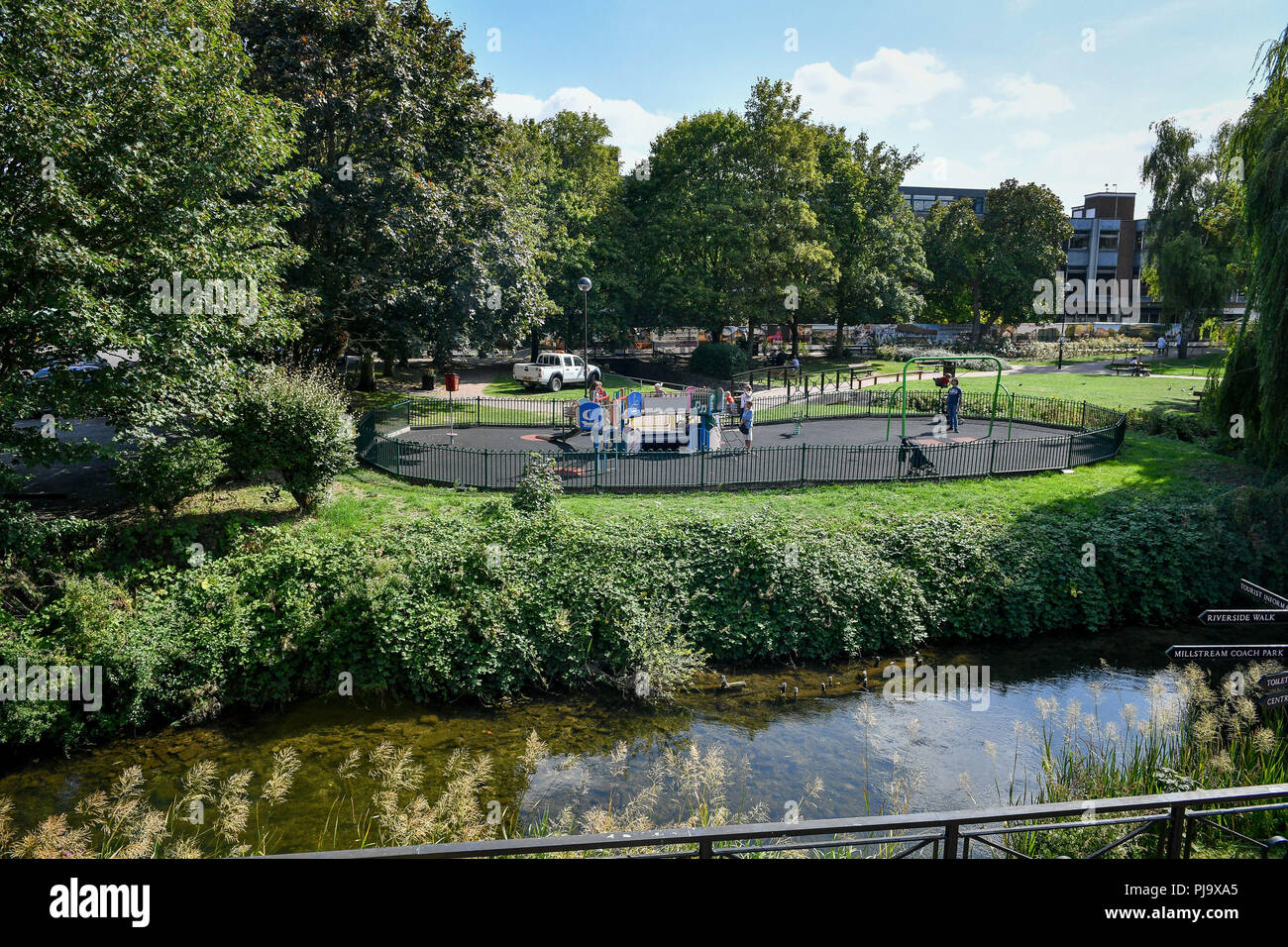 Persone giocare nell'area bambini in The Maltings, Salisbury, dove esso è aperto per il pubblico di godere dopo settimane di chiusura mentre le ricerche sono in corso in connessione con il caso Novichok. Il CPS ha emesso mandati di arresto europei per l'estradizione di due cittadini russi, Alexander Petrov e Ruslan Boshirov, in connessione con l'avvelenamento Novichok attacco a Sergei Skripal e sua figlia Yulia in marzo. Foto Stock