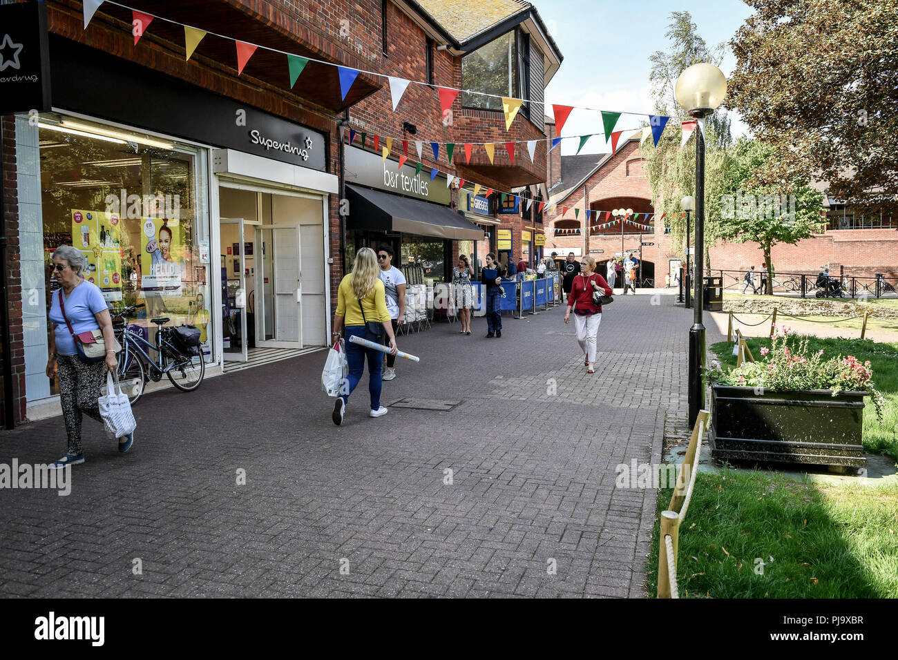 Gli amanti dello shopping a piedi passato aziende in The Maltings, Salisbury, dove esso è aperto per il pubblico di godere dopo settimane di chiusura mentre le ricerche sono in corso in connessione con il caso Novichok. Il CPS ha emesso mandati di arresto europei per l'estradizione di due cittadini russi, Alexander Petrov e Ruslan Boshirov, in connessione con l'avvelenamento Novichok attacco a Sergei Skripal e sua figlia Yulia in marzo. Foto Stock