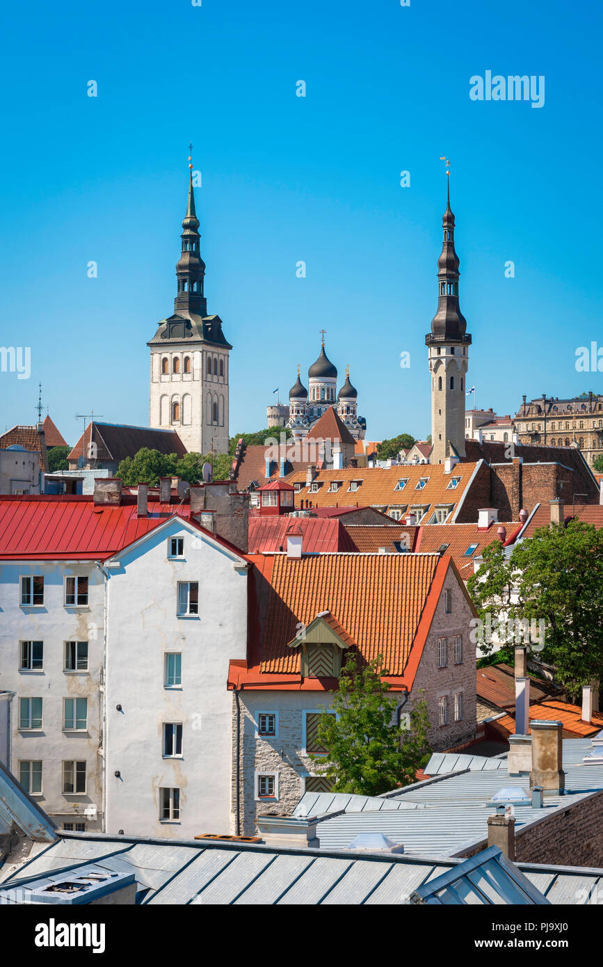 Skyline di Tallinn, vista in un pomeriggio estivo del pittoresco quartiere medievale della Città Vecchia di Tallinn, Estonia. Foto Stock
