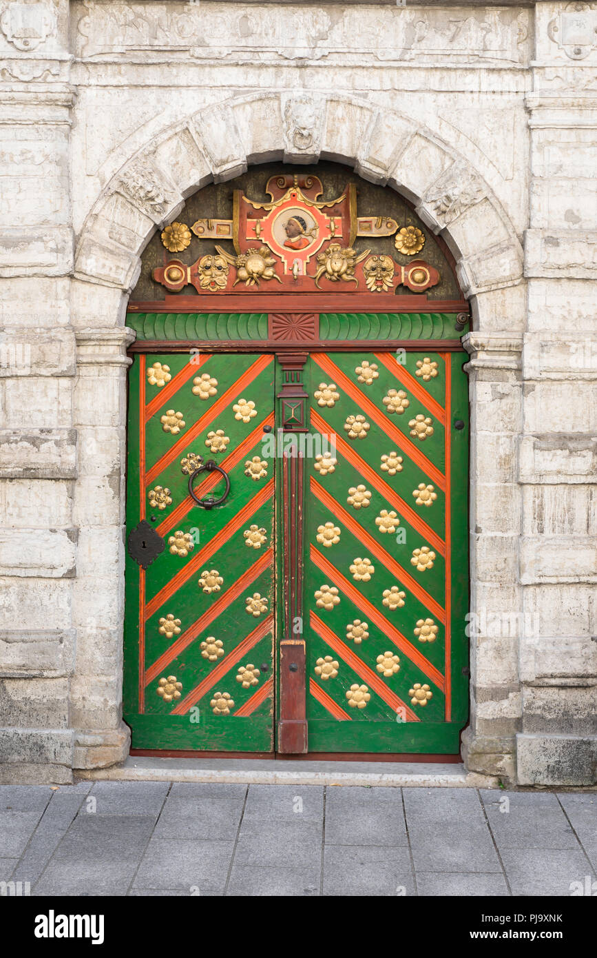 Vista della porta medioevale all'ingresso alla confraternita dei punti neri Guild House di Pikk Street, Tallinn, Estonia. Foto Stock