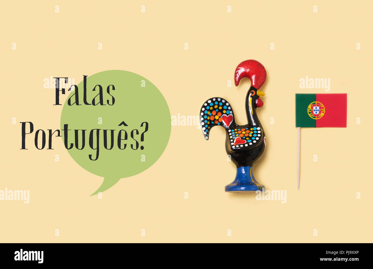 Un gallo di Barcelos, emblema di Portogallo, una bandiera del Portogallo e la questione falas portugues, si parlano portoghese? Scritto in portoghese, AG Foto Stock