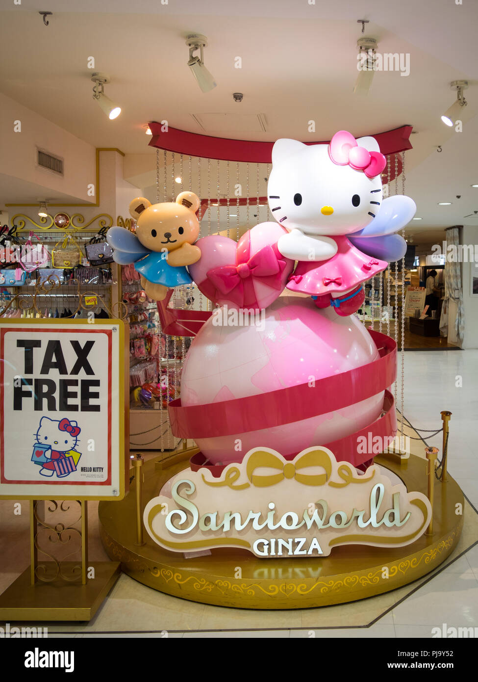 Una statua di Hello Kitty e il suo orsacchiotto, Tiny Chum, a Sanrioworld Ginza a Ginza, Tokyo, Giappone. Foto Stock