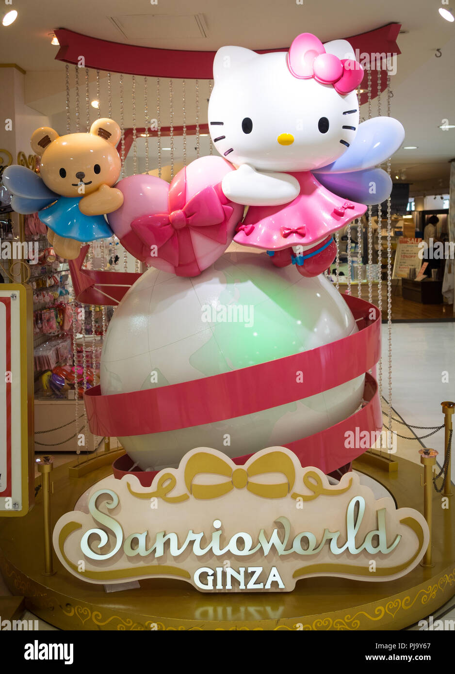 Una statua di Hello Kitty e il suo orsacchiotto, Tiny Chum, a Sanrioworld Ginza a Ginza, Tokyo, Giappone. Foto Stock