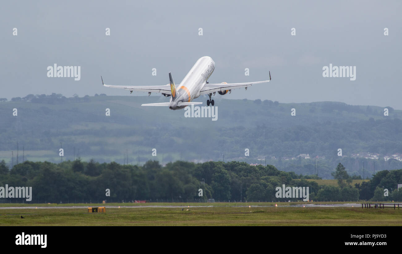 Thomas Cook Airlines Airbus A321 partono dall'Aeroporto Internazionale di Glasgow, Renfrewshire, Scozia - 30 giugno 2016 Foto Stock