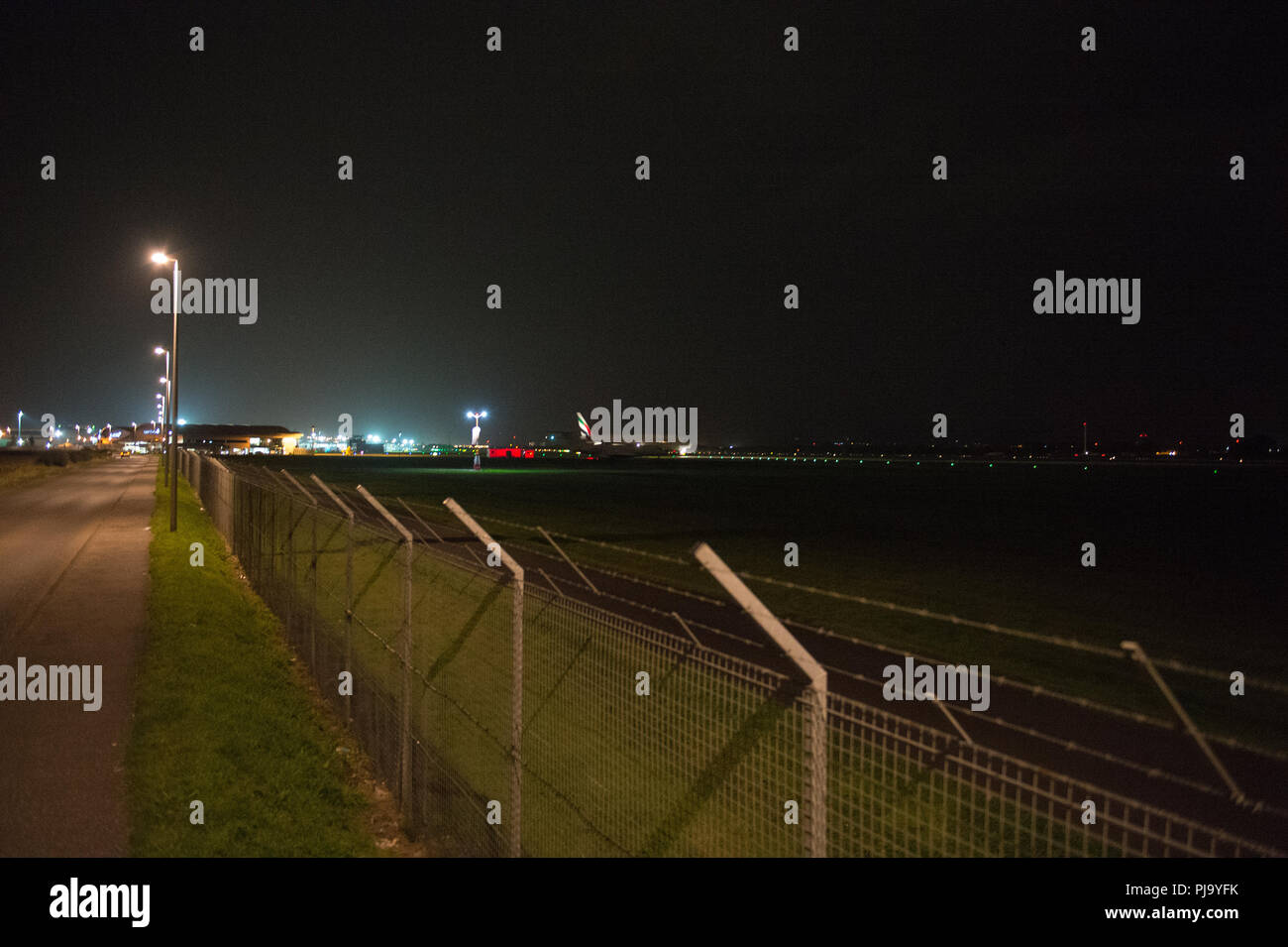 Emirates Airlines volo notturno si discosta dall'Aeroporto Internazionale di Glasgow, Renfrewshire, Scozia - 8 Settembre 2017 Foto Stock