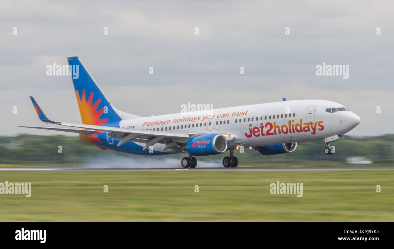 Jet2 Airlines partono dall'Aeroporto Internazionale di Glasgow, Renfrewshire, Scozia - 30 giugno 2016 Foto Stock
