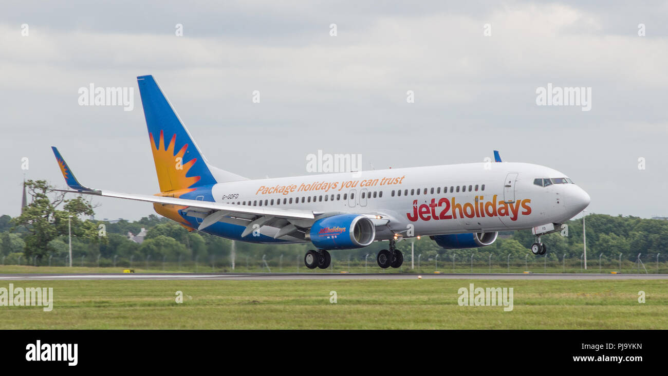 Jet2 Airlines partono dall'Aeroporto Internazionale di Glasgow, Renfrewshire, Scozia - 30 giugno 2016 Foto Stock