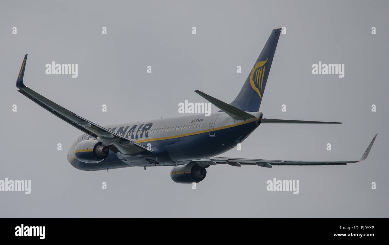 Bassa copto operatore Ryanair visto all'Aeroporto Internazionale di Glasgow, Renfrewshire, Scozia. Foto Stock