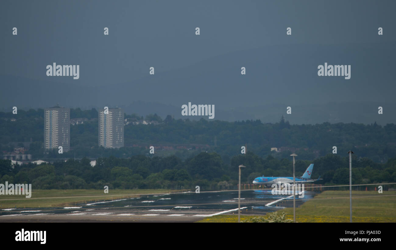 Thomson Airlines (TUI) visto all'Aeroporto Internazionale di Glasgow, Renfrewshire, Scozia. Foto Stock