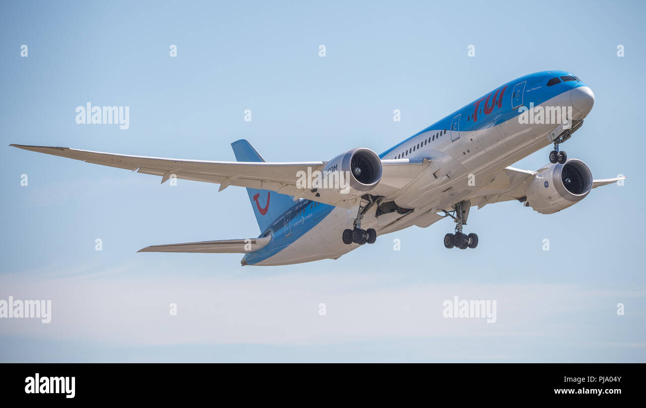 Fotografare gli aerei che decollano da pista 23 all'Aeroporto Internazionale di Glasgow, vicino a Paisley, Scozia - 5 giugno 2018 Foto Stock