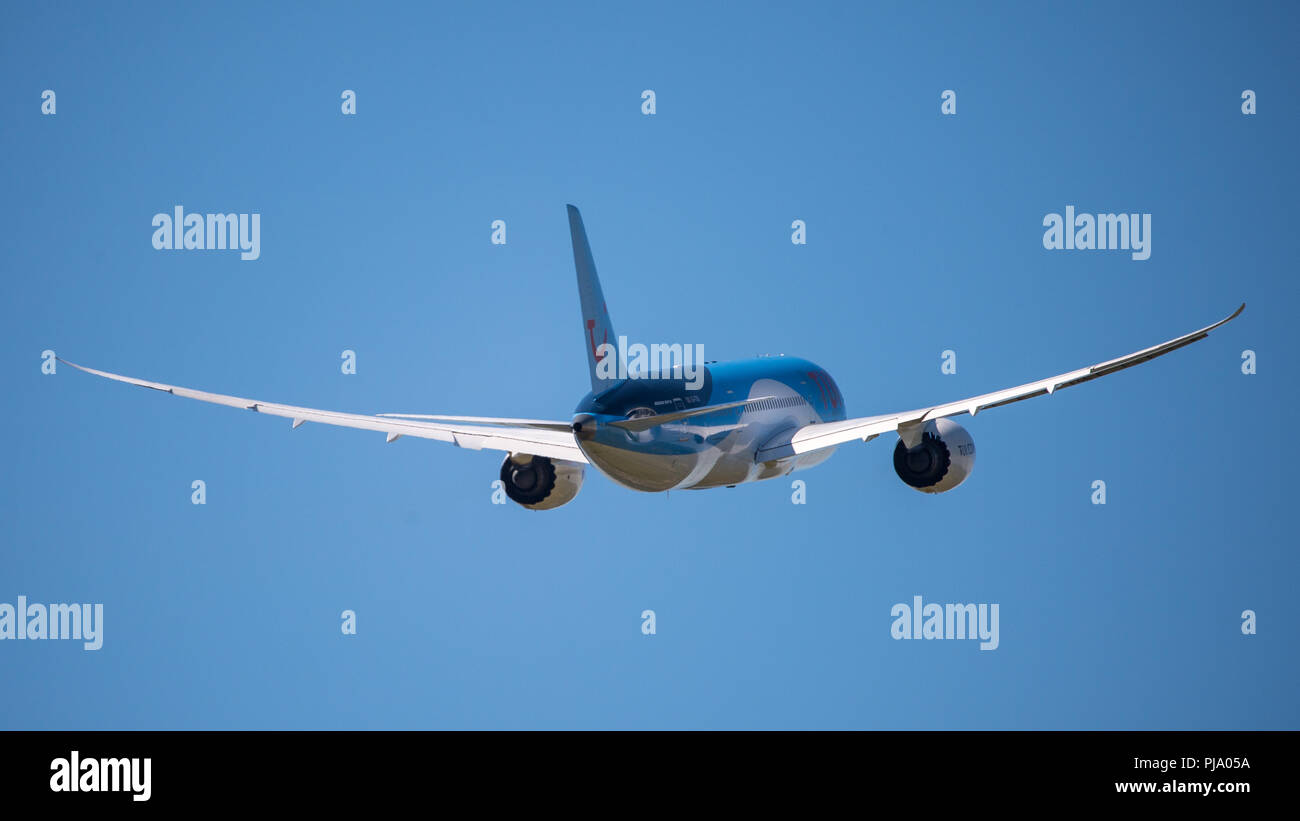 Fotografare gli aerei che decollano da pista 23 all'Aeroporto Internazionale di Glasgow, vicino a Paisley, Scozia - 5 giugno 2018 Foto Stock