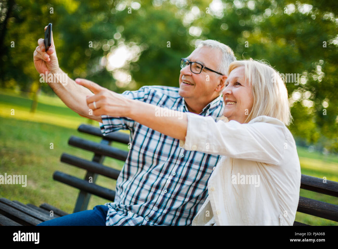 Felice coppia senior è divertirsi nel parco. Foto Stock