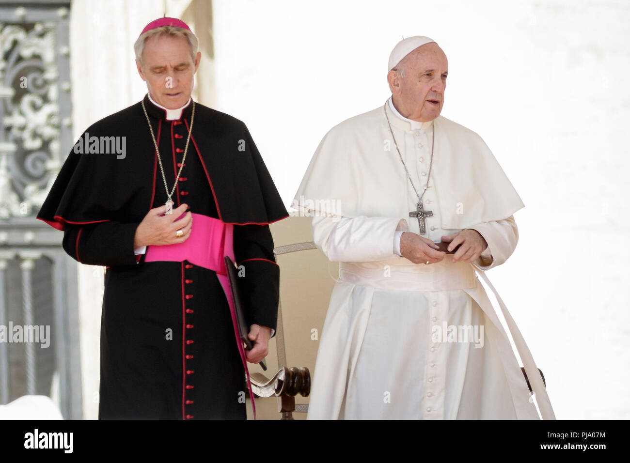 Città del Vaticano il Vaticano. 05 Sep, 2018. L Arcivescovo Georg Ganswein, Prefetto della Casa Pontificia (L), e il Papa Francesco durante l udienza generale in Piazza San Pietro nella Città del Vaticano, Vaticano il 05 settembre 2018. Credito: Giuseppe Ciccia/Pacific Press/Alamy Live News Foto Stock