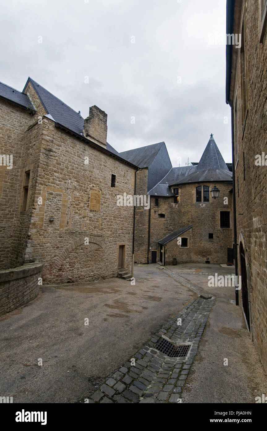 Un restringe arteria medievale presso il Château Fort Sedan al di fuori della piccola cittadina di Sedan nelle Ardenne del Nord della Francia. Il fortilizio medievale era Foto Stock