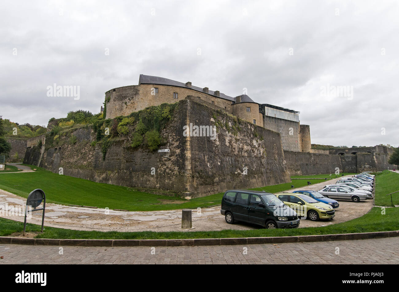 Le Château Fort Sedan al di fuori della piccola cittadina di Sedan nelle Ardenne del Nord della Francia. Il fortilizio medievale fu costruito nella prima parte del XV Foto Stock