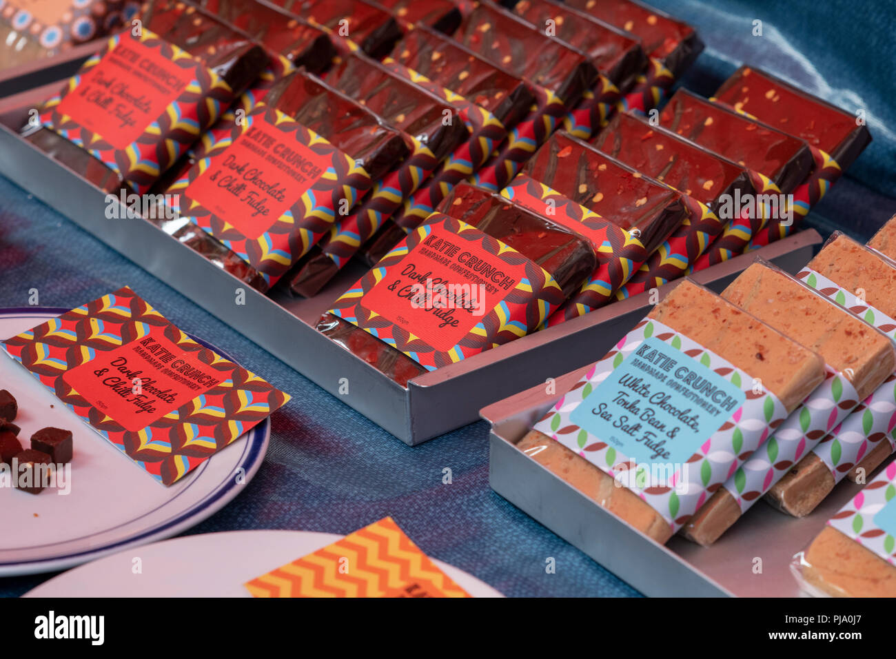 Fudge fatti a mano per la vendita su uno stallo a Stroud farmers market. Stroud, Gloucestershire, Inghilterra Foto Stock