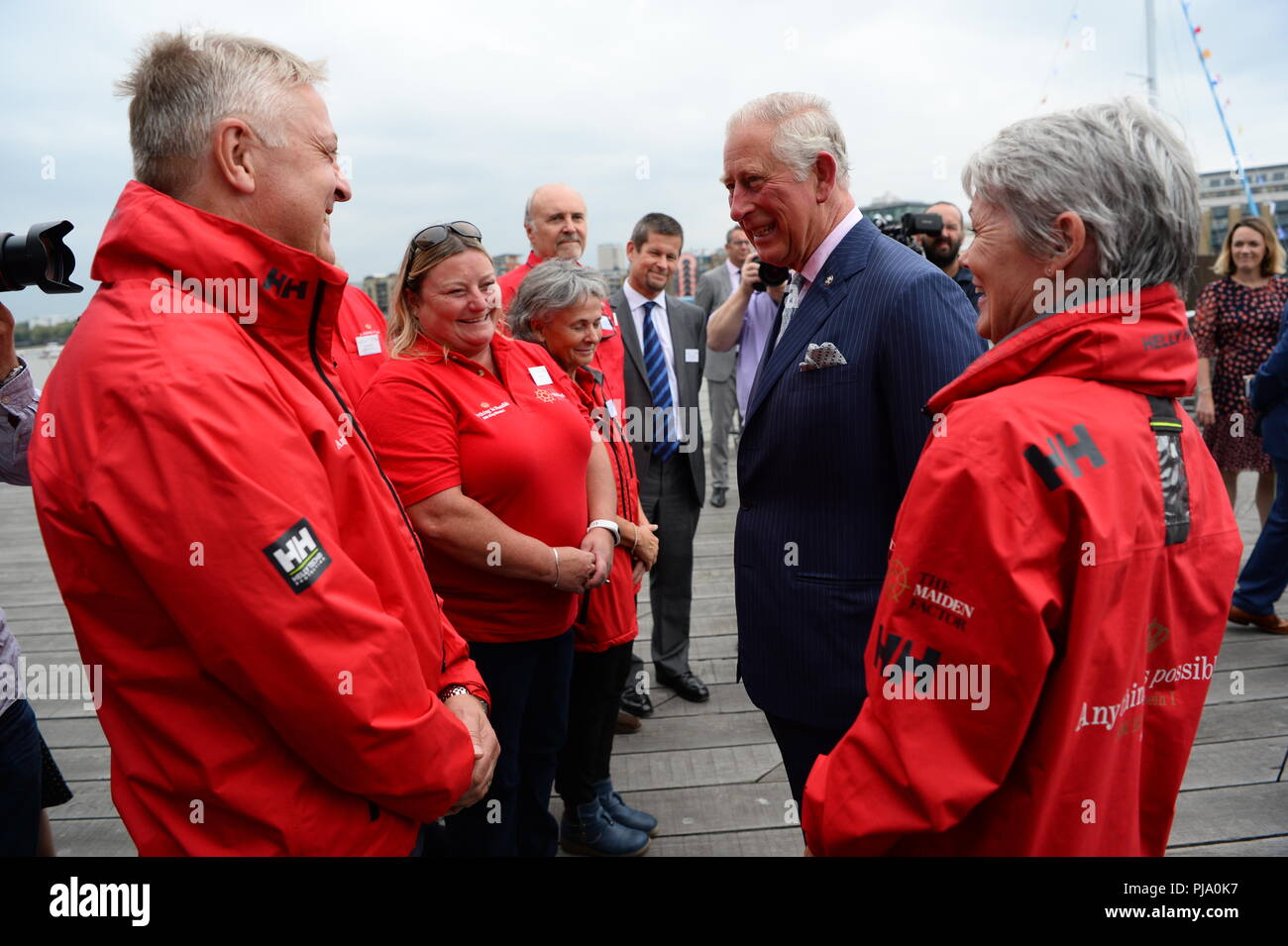 Il Principe di Galles con Tracy Edwards (a destra) durante una visita al Presidente HMS a Londra, per vedere lo yacht 'Maiden" utilizzato dal primo equipaggio femminile e skipper da Edwards, navigare a Whitbread Round the World Race, nel quale hanno finito secondo nel 1990. Foto Stock