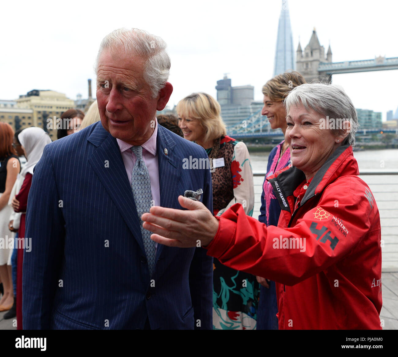 Il Principe di Galles con Tracy Edwards durante una visita al Presidente HMS a Londra, per vedere lo yacht 'Maiden" utilizzato dal primo equipaggio femminile e skipper da Edwards, navigare a Whitbread Round the World Race, nel quale hanno finito secondo nel 1990. Foto Stock