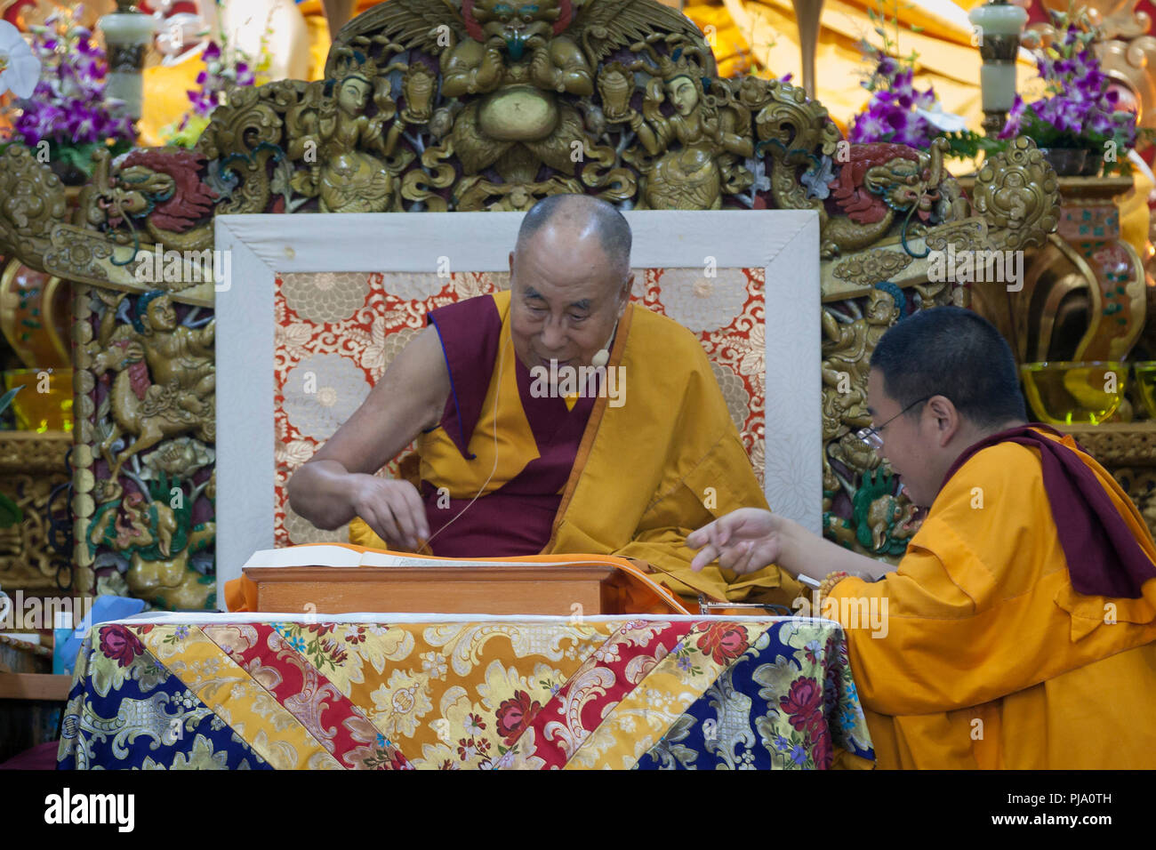 Dharamshala a Sua Santità il Dalai Lama lettura dello script su ' Buddhapalita il commento sul fondamentale la saggezza della Via di Mezzo (drel-pa Buddhap Foto Stock