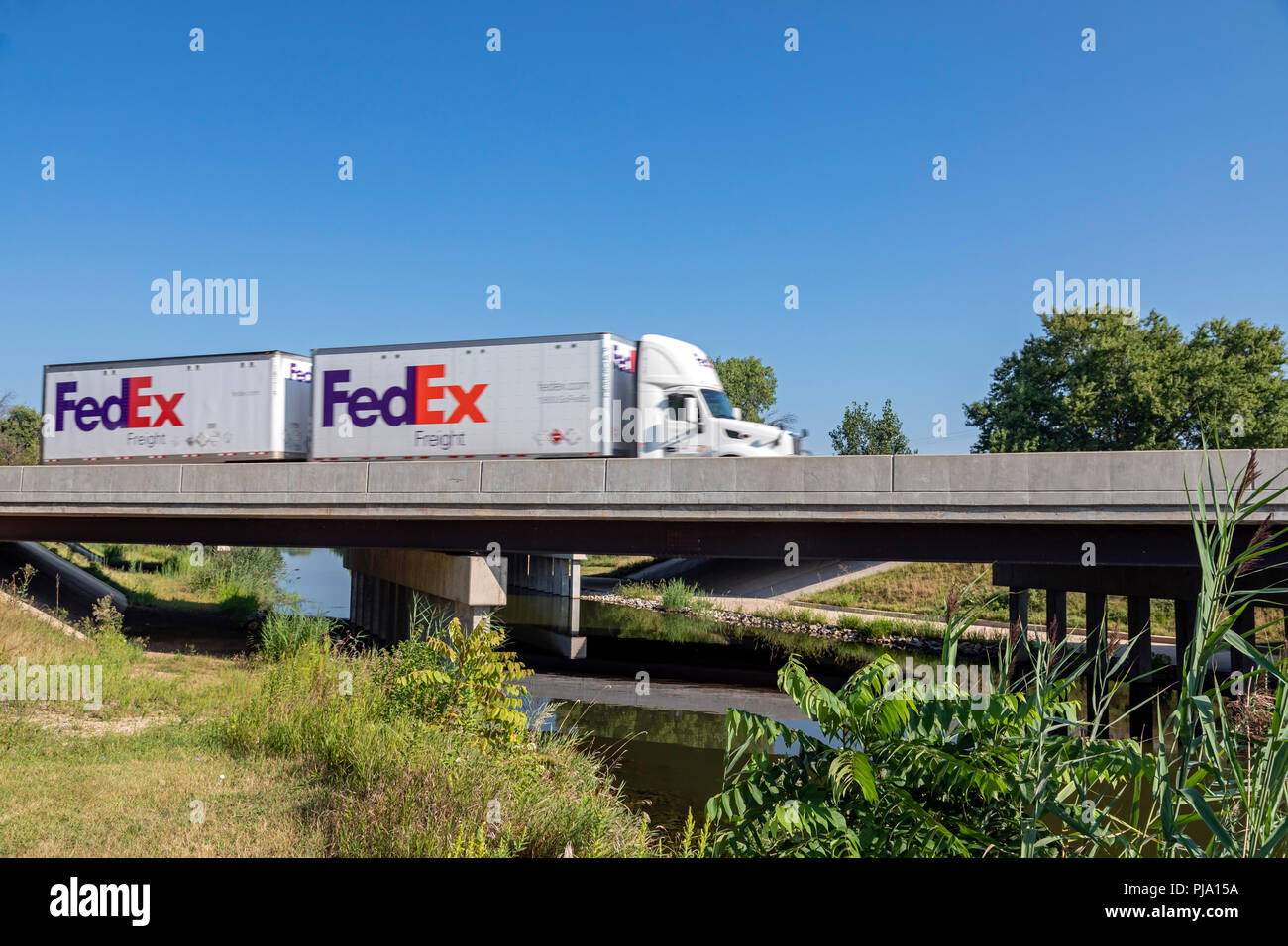 Sheffield, Illinois - Fedex carrello trasporta merci sulla Interstate 80 oltre il canale di Hennepin. Il canale è stato completato nel 1907 per collegare l'Illinois e Foto Stock