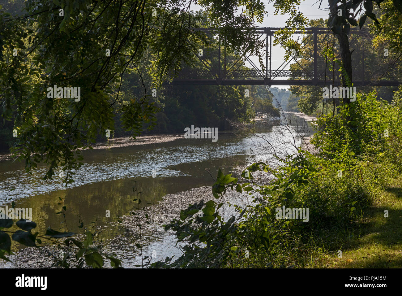 Sheffield, Illinois - un vecchio ponte ferroviario attraversa il canale di Hennepin. Il canale è stato completato nel 1907 per collegare l'Illinois e fiumi Mississippi, Foto Stock