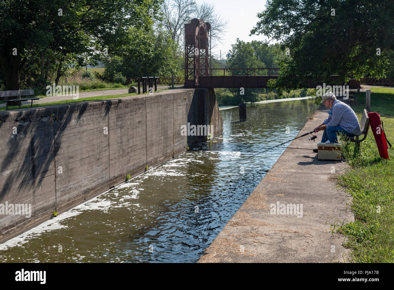 Wyanet, Illinois - un uomo a pesca di serratura 21 del Hennepin Canal. Il canale è stato completato nel 1907 per collegare l'Illinois e fiumi Mississippi, ma Foto Stock