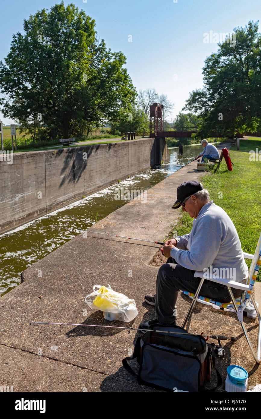 Wyanet, Illinois - gli uomini a pesca di serratura 21 del Hennepin Canal. Il canale è stato completato nel 1907 per collegare l'Illinois e fiumi Mississippi, ma w Foto Stock