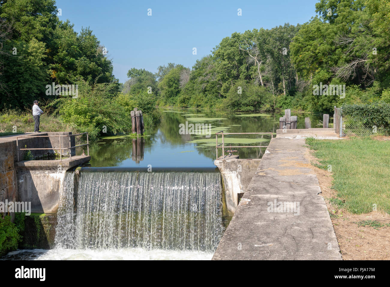 Wyanet, Illinois - un uomo pesci a serratura 21 del Hennepin Canal. Il canale è stato completato nel 1907 per collegare l'Illinois e fiumi Mississippi, ma Foto Stock