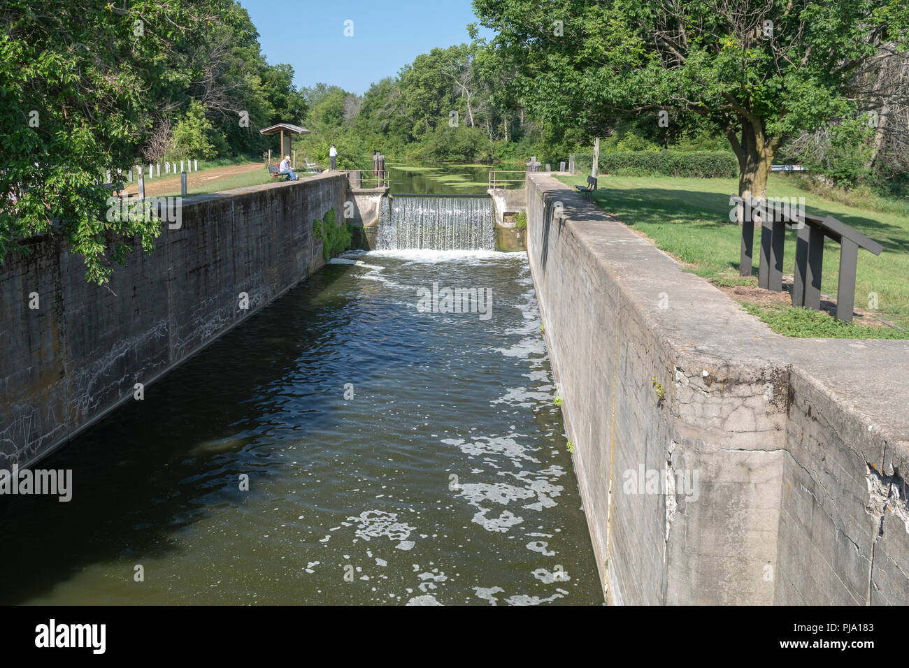 Wyanet, Illinois - gli uomini a pesca di serratura 21 del Hennepin Canal. Il canale è stato completato nel 1907 per collegare l'Illinois e fiumi Mississippi, ma w Foto Stock