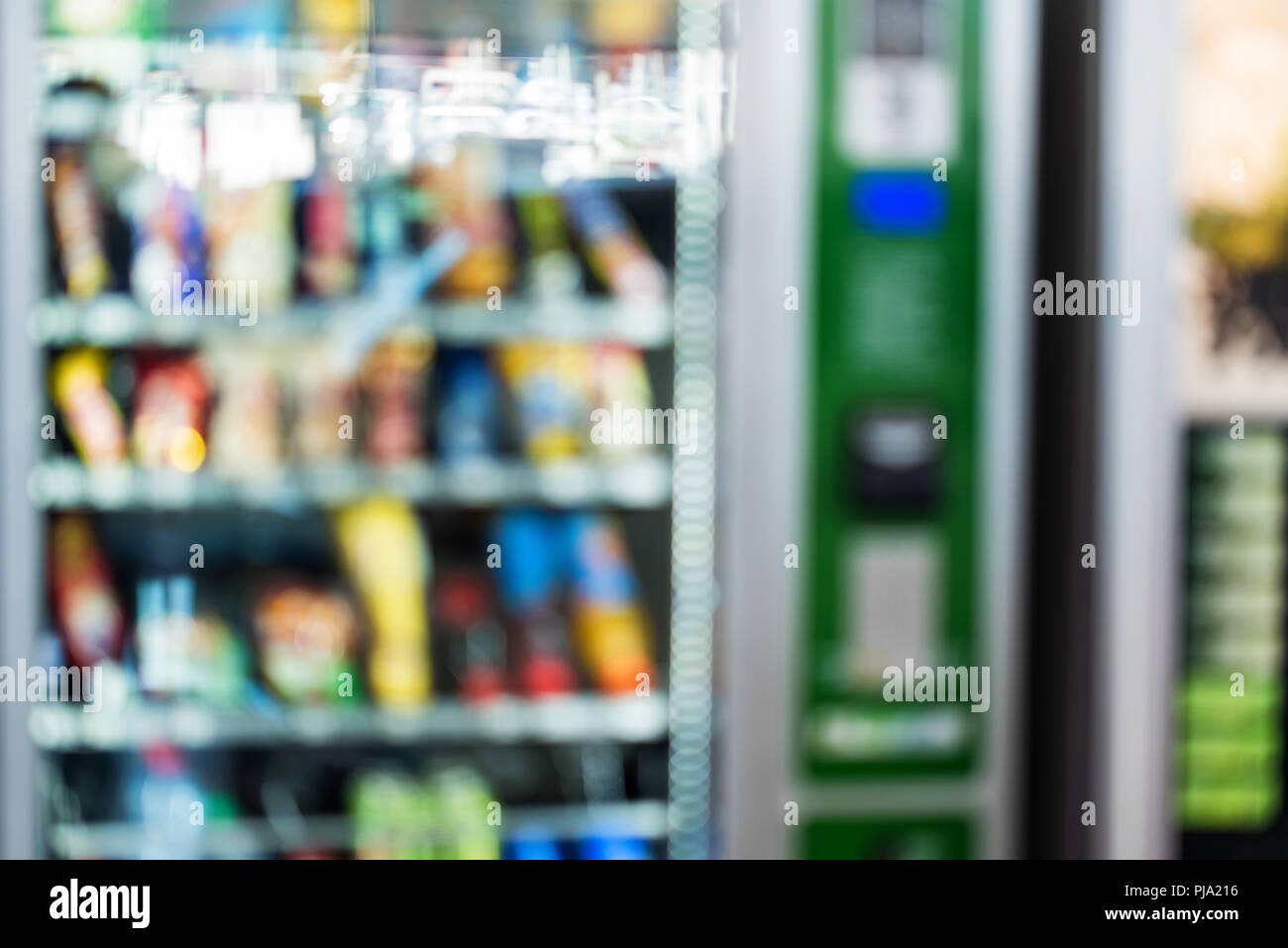 Immagine sfocata di distributori automatici con snack Foto Stock