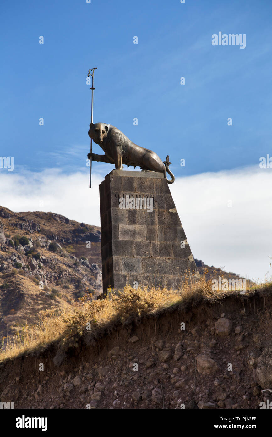 Leonessa scultura di Rafael Israelyan, Geghard, provincia di Kotayk, Armenia Foto Stock
