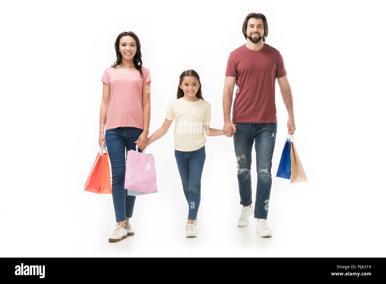 Famiglia sorridente con shopping bags holding hands isolato su bianco Foto Stock