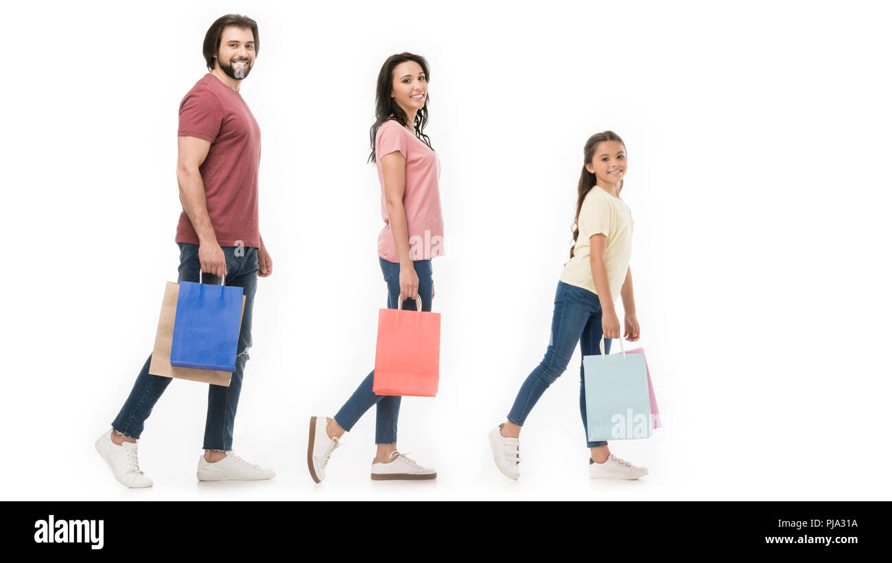 Vista laterale della famiglia con shopping bags isolato su bianco Foto Stock