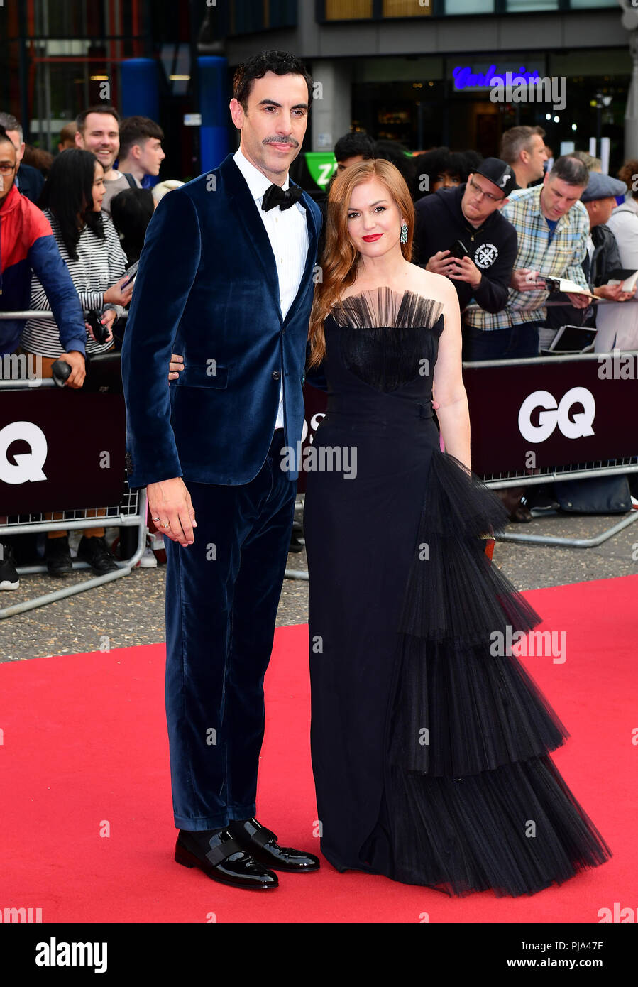 Sacha Baron Cohen e Isla Fisher arriva per la GQ Men of the Year Awards 2018 in associazione con Hugo Boss tenuto presso la Tate Modern di Londra. Foto Stock