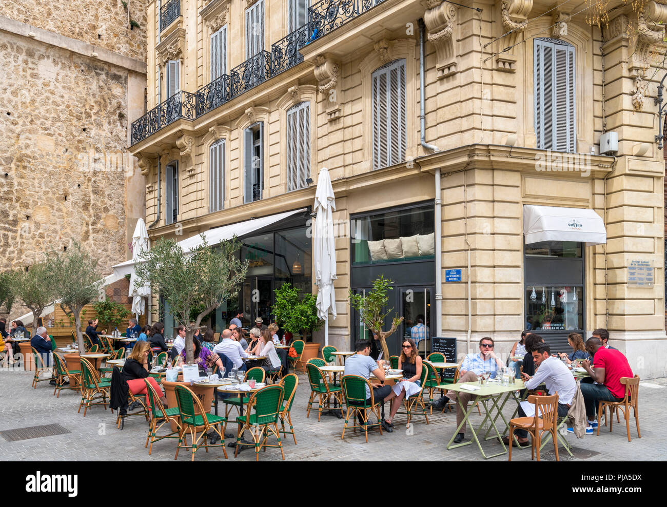 Cafè sul marciapiede sul luogo Sadi-Carnot, Vieux Port District, Marsiglia, Provence-Alpes-Côte d'Azur, in Francia Foto Stock